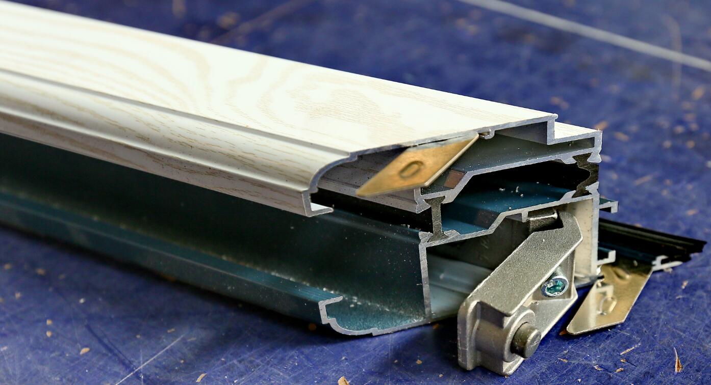 spraying of small aluminum profiles: The special-shaped aluminum profiles treated with small part spraying have excellent corrosion resistance and wear resistance